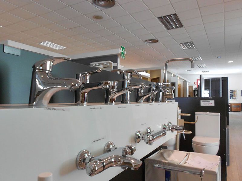 Exposición de mamparas de baño