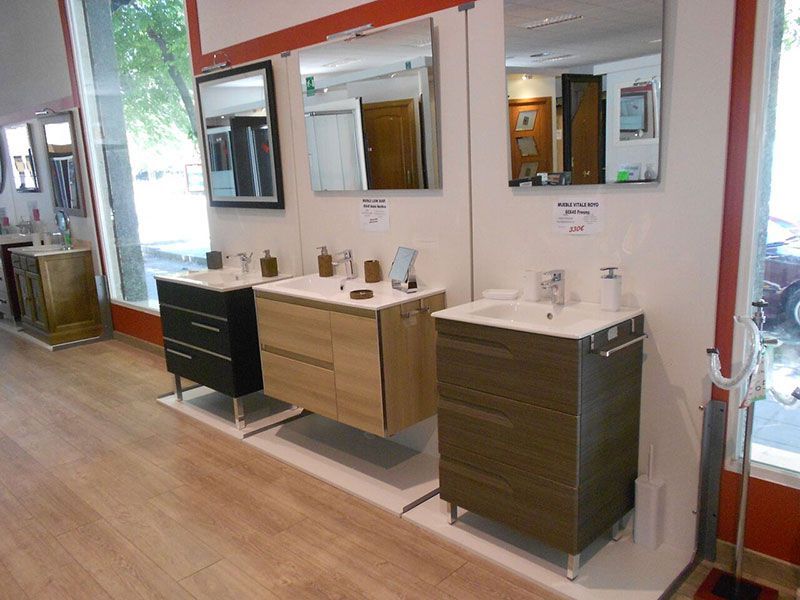 Exposición de muebles de baño